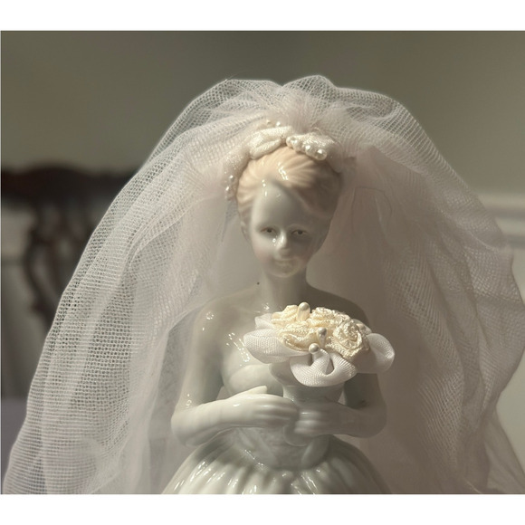 Vintage Porcelain Bride 8 1/2”Figurine Wedding Dress Veil Ross Imports Cake Top - Picture 4 of 10